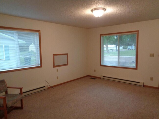 Building Photo - 512 Maple Ln