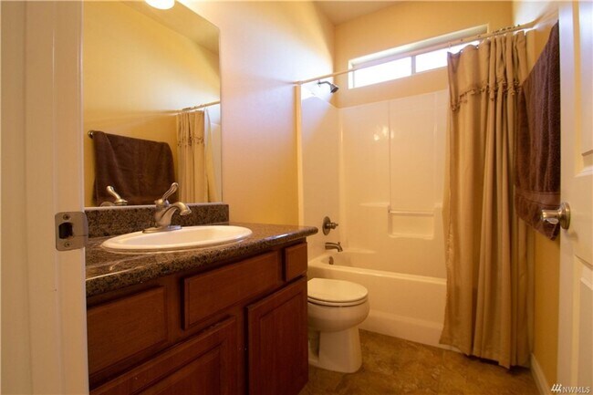 Building Photo - Beautiful 3 bed 2 bath stucco home in a newer area of homes. Just down the street from Park Orcha...