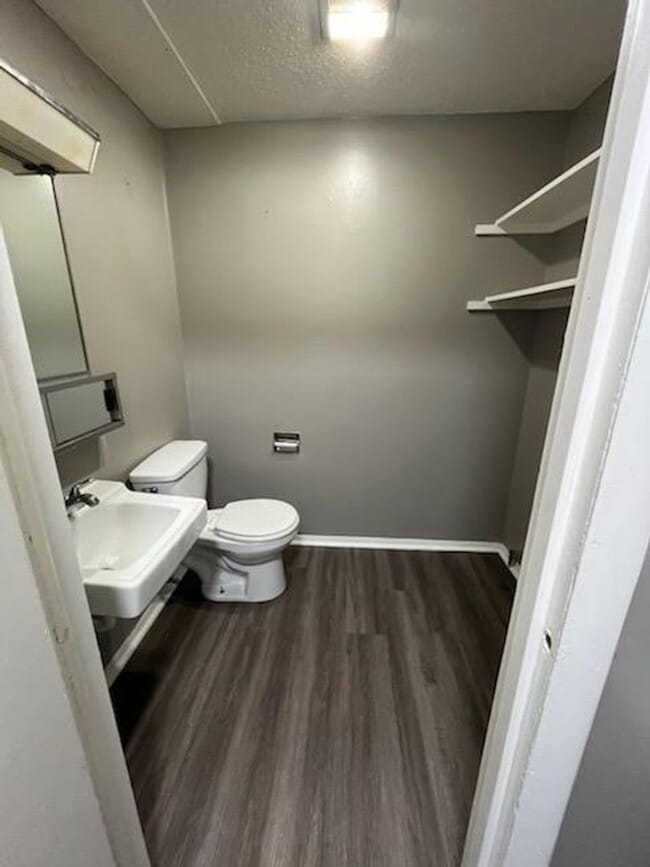 Building Photo - 2 bedroom 1.5 bath triplex