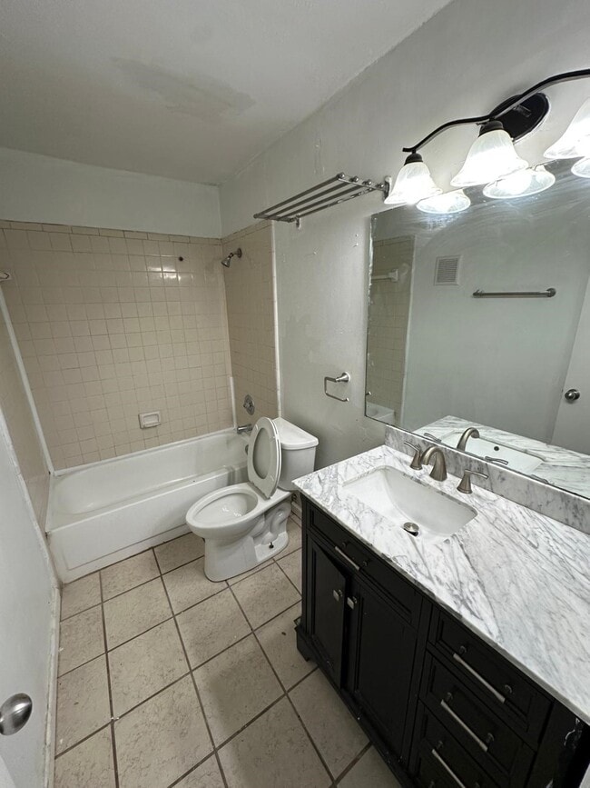 Building Photo - 9797 Leawood Blvd