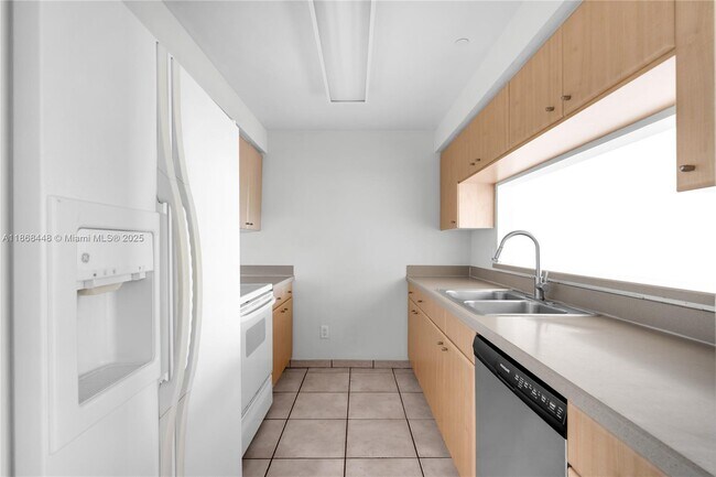 Building Photo - 2475 Brickell Ave