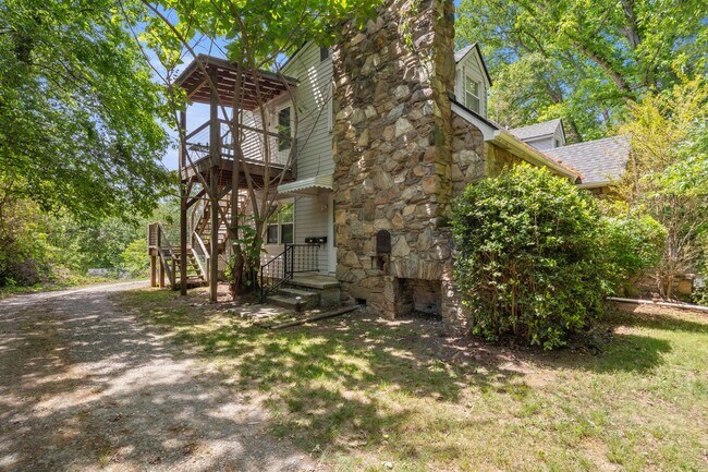 Building Photo - West Asheville Apartment - One Bedroom Plus Office