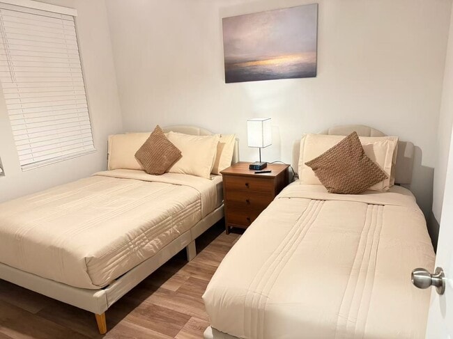 Building Photo - 1371 Speedway St