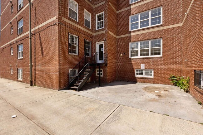 Building Photo - 911 Kennedy St NW