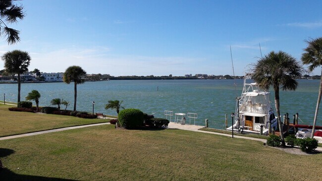 Building Photo - Annual UNfurnished top floor Bay front 2/2 condo with full views of Sarasota Bay
