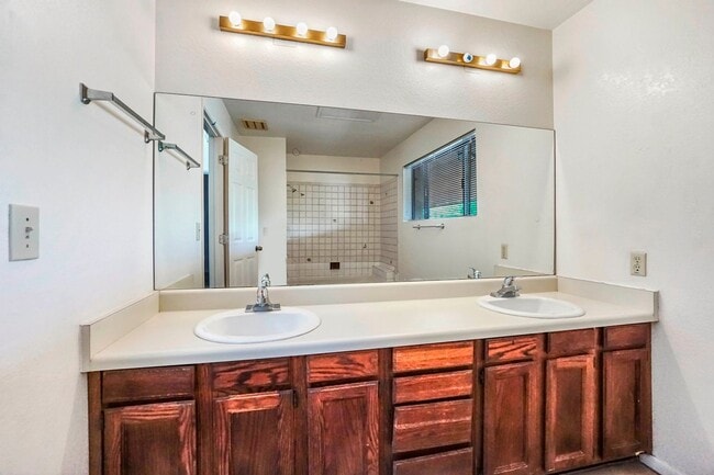 Building Photo - Light-Filled 2-Bed Tucson Rental w/ Vaulte...