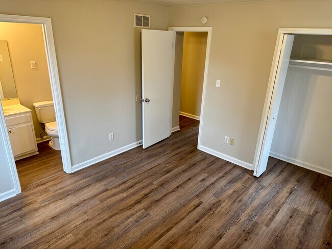 Building Photo - 8241 Ashbrook Dr