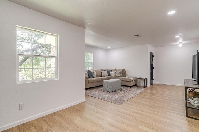 Building Photo - 1701 Larkspur Dr