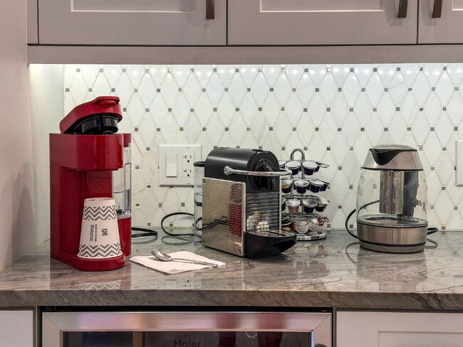 Building Photo - Luxury Furnished Longboat Key Retreat with Private Beach Club Access & Golf Course Views Remodele...