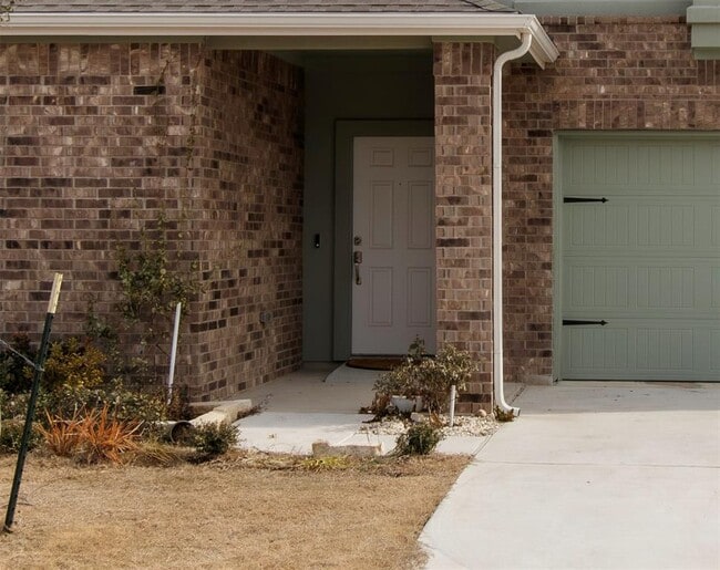 Building Photo - 1404 Aquilla Dr