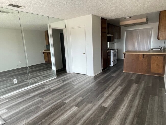 Building Photo - 3711