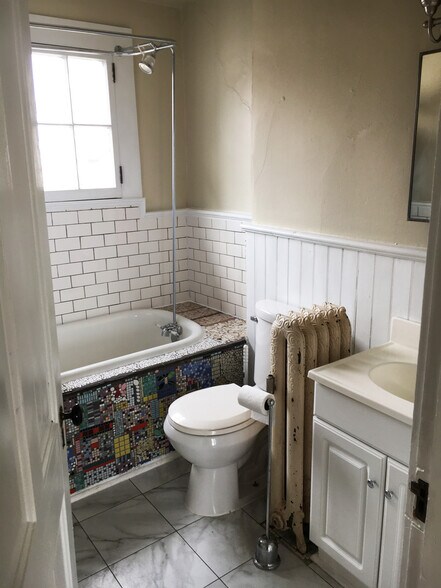 Building Photo - 2424 S Harrison St