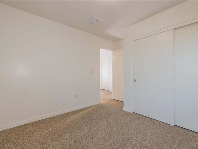 Building Photo - 3 Bedroom 2.5 Bath