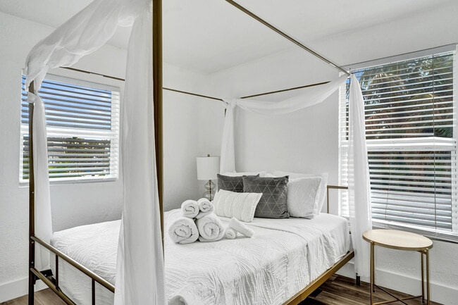 Building Photo - 311 SE 3rd Ave