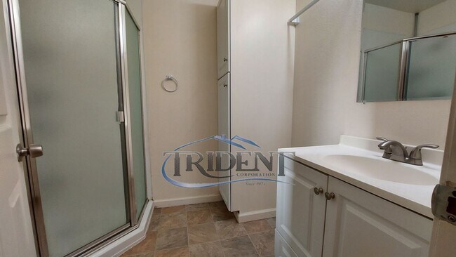 Building Photo - Cozy 2-bedroom 1 bath close to shopping an...