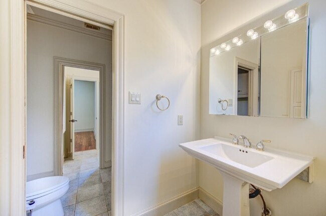 Building Photo - 122 Vieux Carre Dr