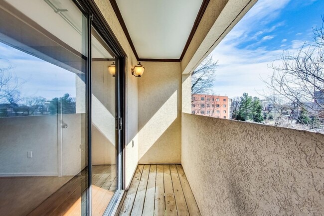 Building Photo - Boutique Condo in Bethesda 1+1 Updated Condo & Reserved Parking space