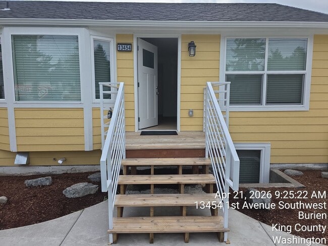 Building Photo - Burien Newly remodeled home - 3 bedrooms 2 bathrooms - A must see - available NOW