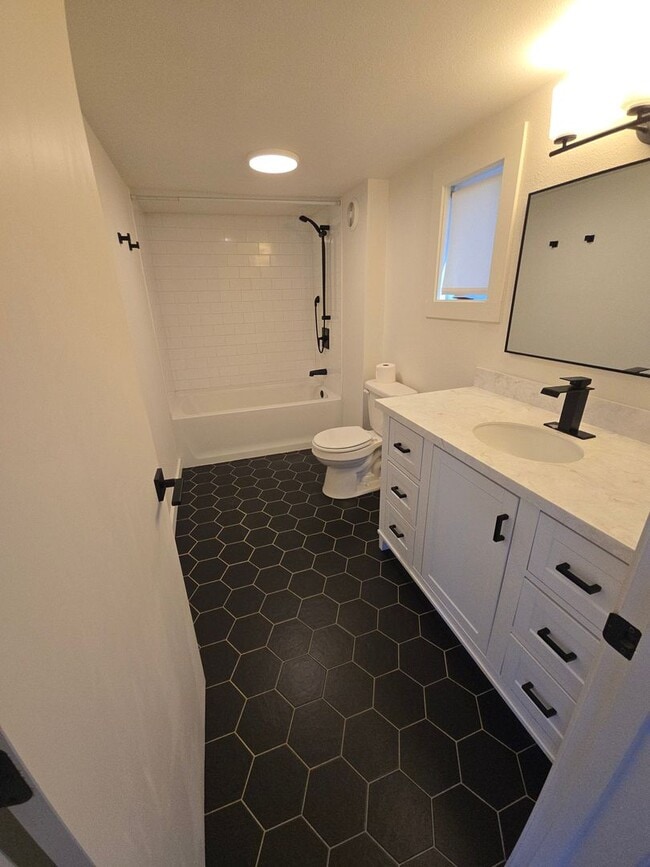 Building Photo - ?PRICE DROP? $300 off 1st months rent?Private & Super Cute 1BR – Prime Bend Location Near Food Carts