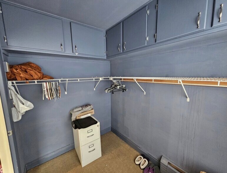 Walk In Closet - 166 4th St