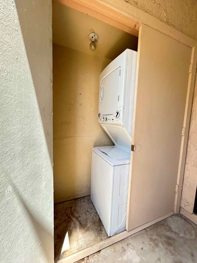 Building Photo - GORGEOUS REMODEL! 2 BEDROOM IN POINTS WEST!