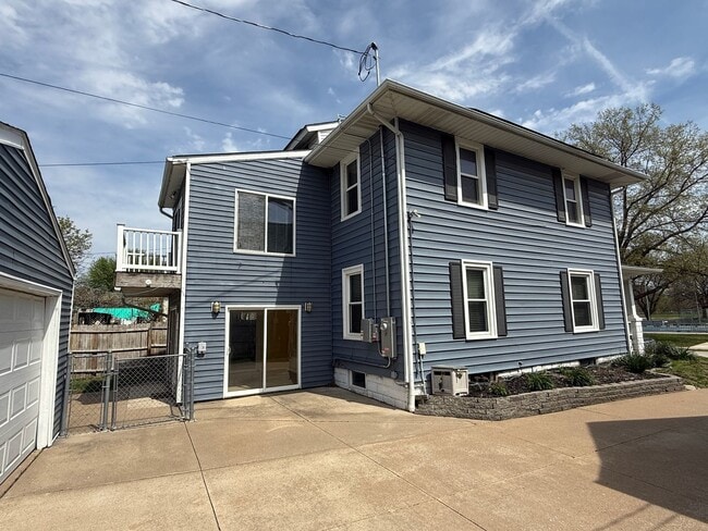 Building Photo - For Rent: Spacious 4-Bedroom Home in Moline, IL – $1,750/month