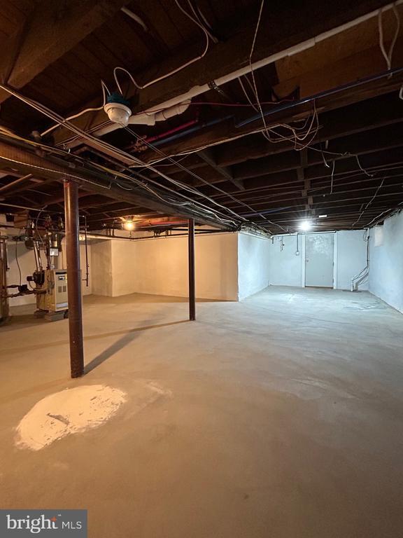 Building Photo - 424 Center St