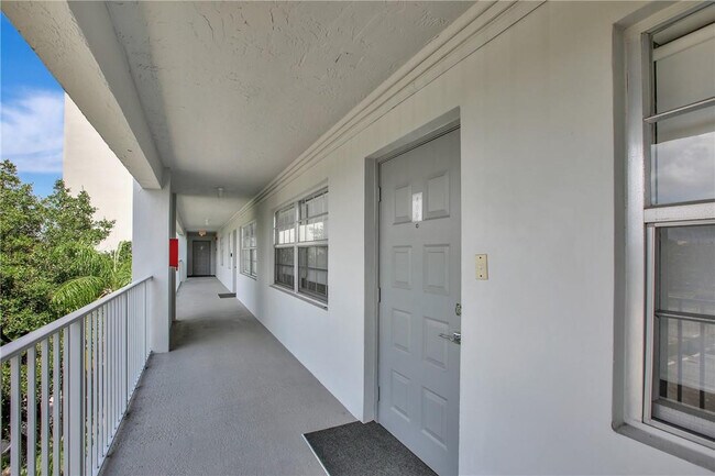 Building Photo - 4015 W Palm Aire Dr