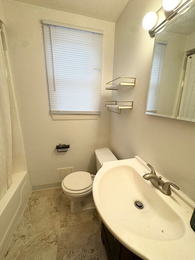 Building Photo - Spacious 4 Bedroom Home in Monroeville