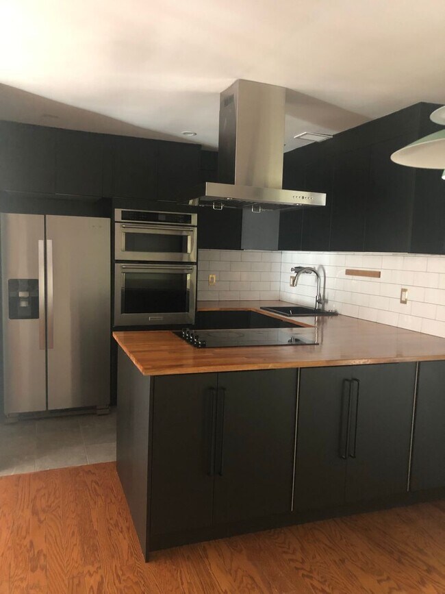 Building Photo - Well Maintained & Updated - 3 BR - Reston Metro