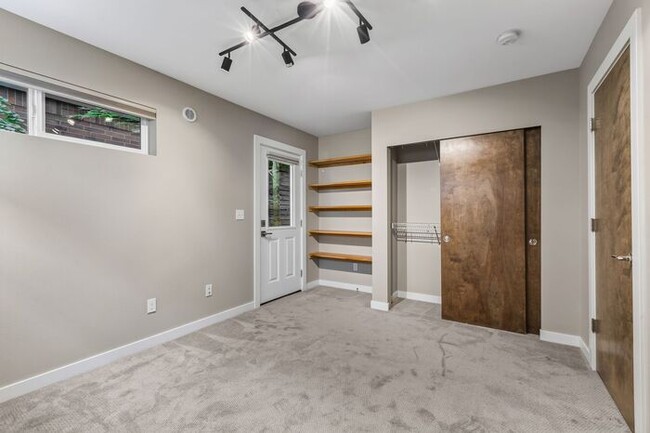 Building Photo - Trendy West Seattle Townhome w/Air Conditioning and Rooftop Deck