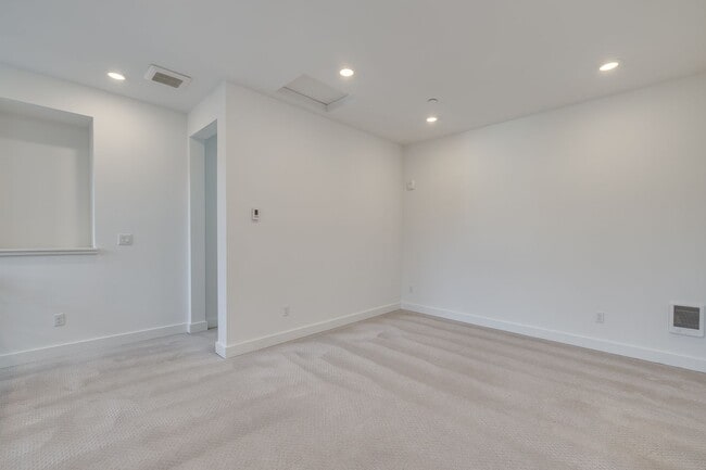 Building Photo - Modern Sammamish Townhome with Style, Spac...