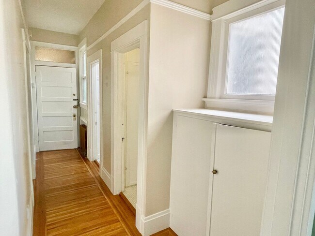Building Photo - Charming Lower Nob Hill 1BR/1BA! Laundry! ...