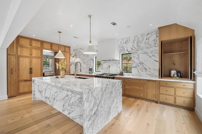 Building Photo - 819 Silvergate Dr