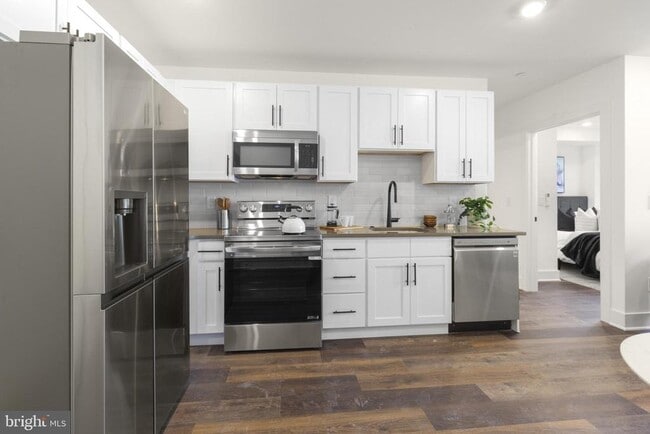 Building Photo - 7037 Ridge Ave