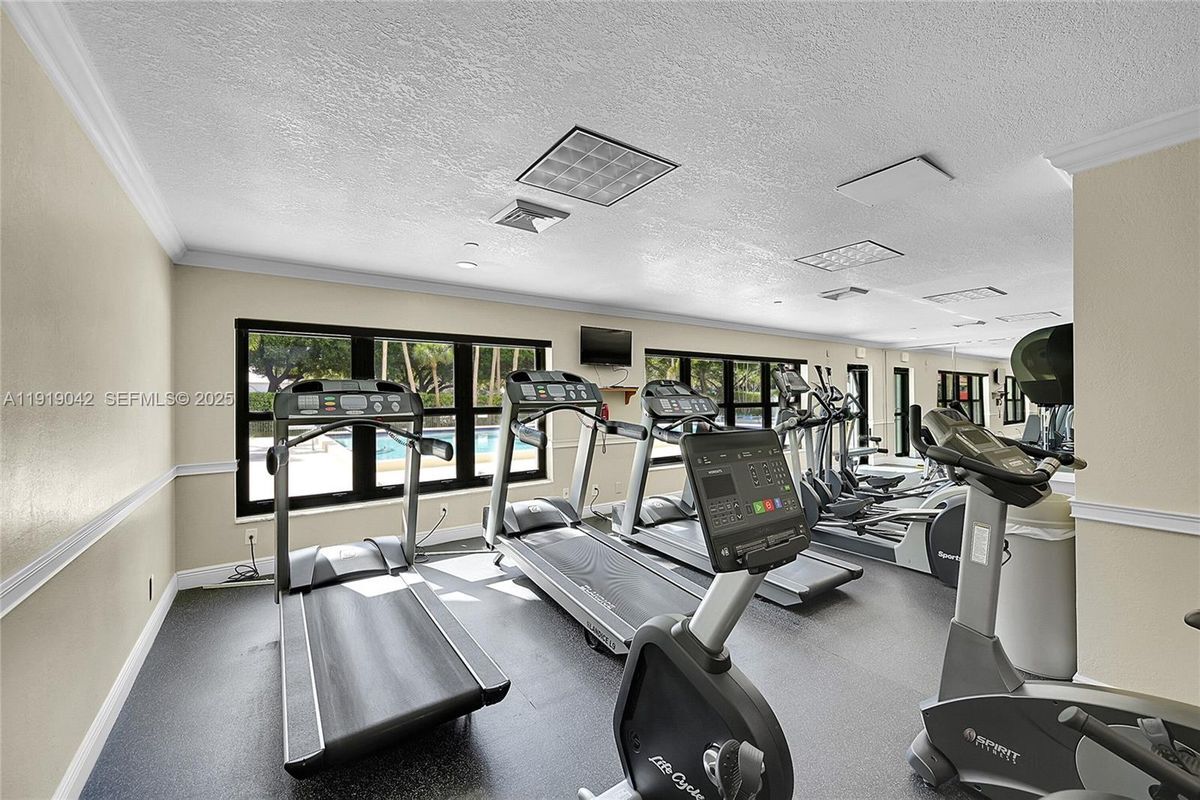 Building Photo - 3200 Port Royale Dr N