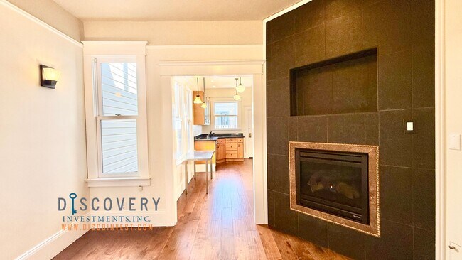 Building Photo - SOMA Top Floor Condominium for Immediate L...