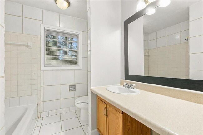Building Photo - 1166 Shoreham Dr