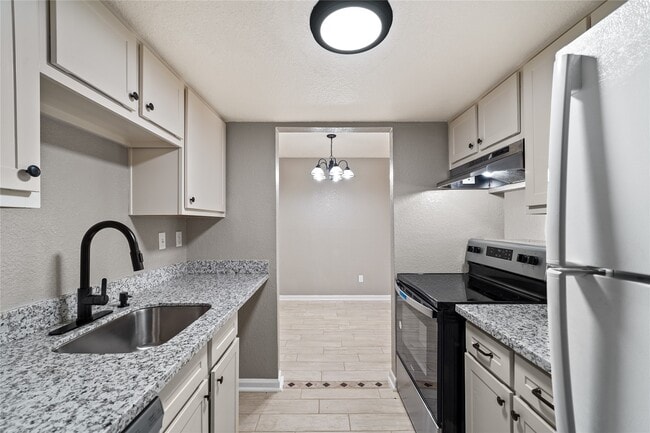 Building Photo - 8100 Creekbend Dr