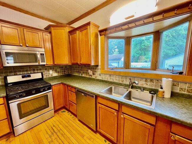 Building Photo - Charming 4 Bedroom Home