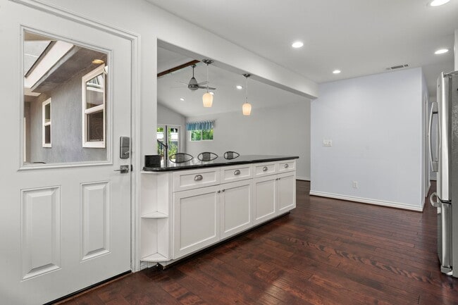 Building Photo - Crown Point 4Bed 3Bath (2 Primary suites) ...