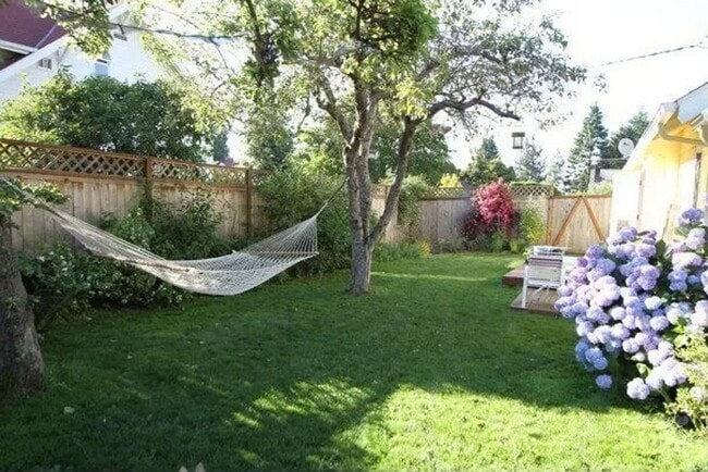 Building Photo - Lovely Craftsman Style Home Ballard !