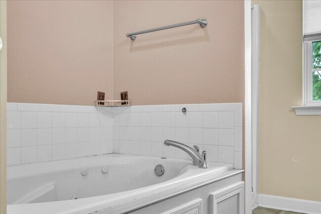 Building Photo - Spacious 4 Bed, 2.5 Bath in White Oak