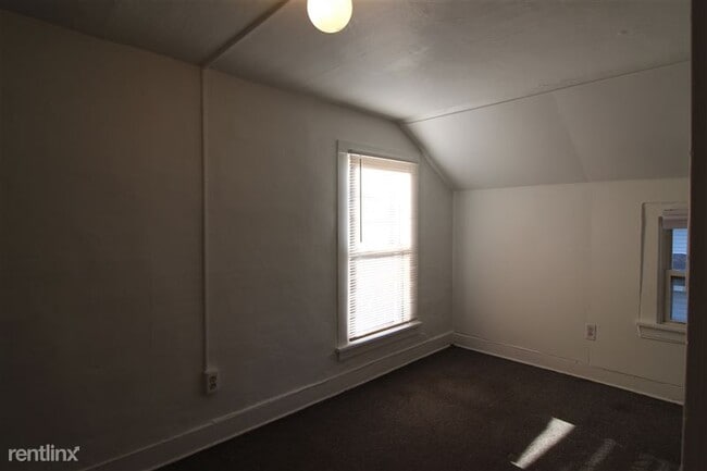 Building Photo - 809 S Division St