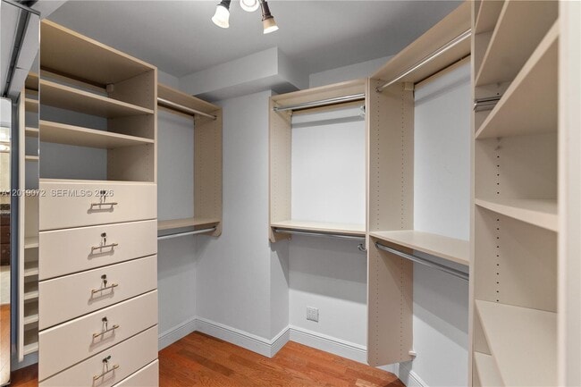 Building Photo - 3600 Mystic Pointe Dr