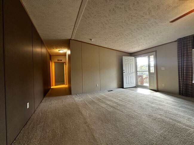 Building Photo - Spacious 4 bedroom/2 bath home for rent - ...