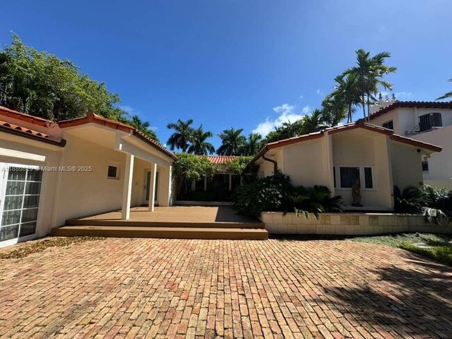 Building Photo - 6015 Pine Tree Dr