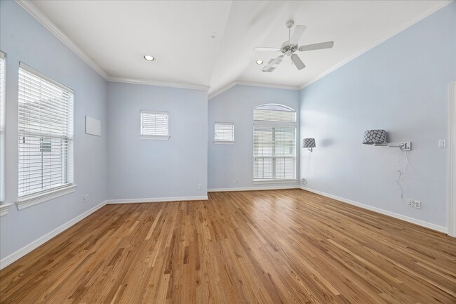 Building Photo - 612 Leverkuhn St