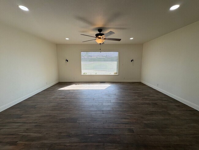 Building Photo - 341 N Garden Dr