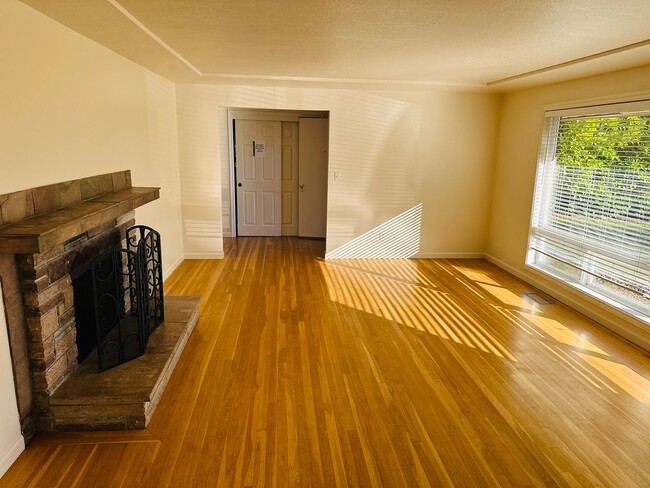 Building Photo - Vintage Remodel